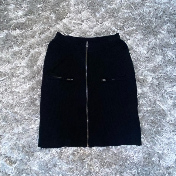 Black two piece set. Skirt and matching top - Picture 2 of 7